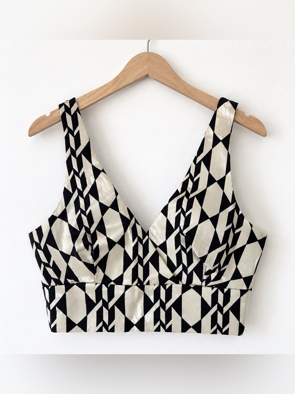 Like New Black & Cream Geometric V-Neck Crop Top